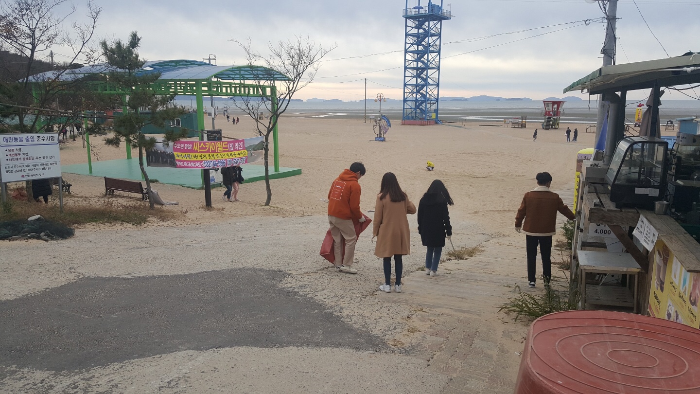 쓰레기 줍는 모습