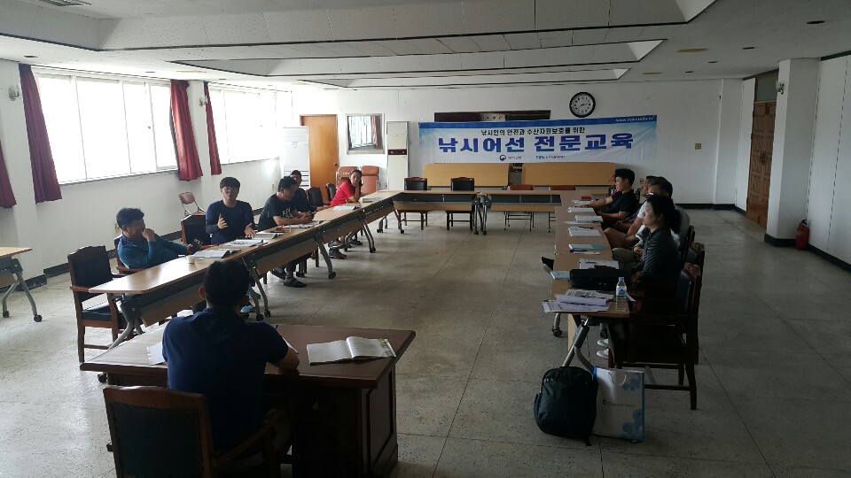 낚시어선전문교육 토론하는 모습